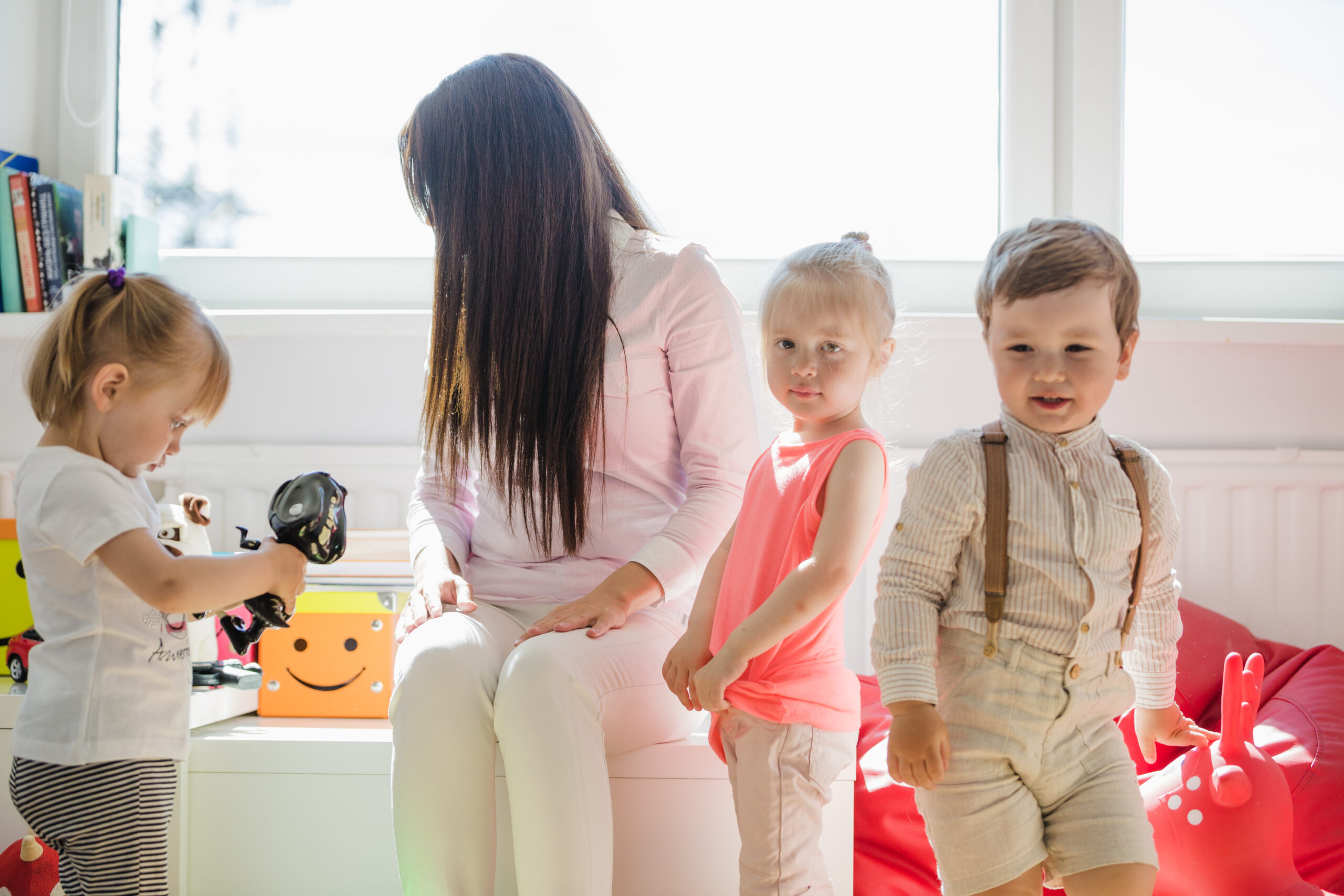 Aide Au Logis AIDE A LA PERSONNE Children Posing With Babysitter 4